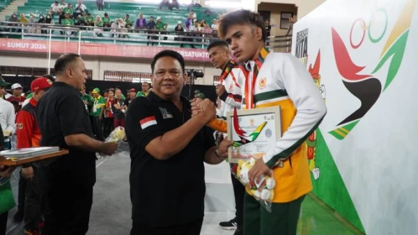 Pj. Bupati Langkat Serahkan Medali untuk Juara Sambo PON XXI Aceh-Sumut 2024 - DigitalMediaPublic